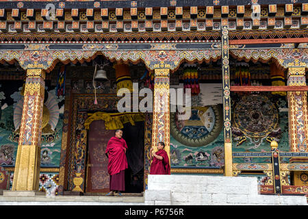 Thimphu Bhutan - Aprile 9, 2016: un senior e junior monaco sul dibattito durante il tempo di interruzione a Tashichho Dzong Bhuitan - un monaco non identificato insegnare Foto Stock