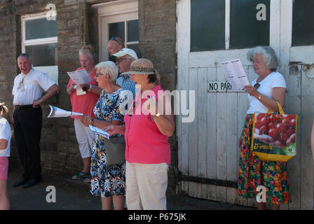 Gruppo donne la vita del villaggio di cantare inni North Yorkshire village festa annuale giorno 2010s 2018 HOMER SYKES Foto Stock