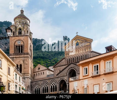 Bellissima vista di Piazza Duomo e Amalfi Saint Andrew's Cathedral, Campania, Italia Foto Stock