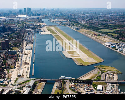 Vista aerea del City Airport, London, Regno Unito Foto Stock