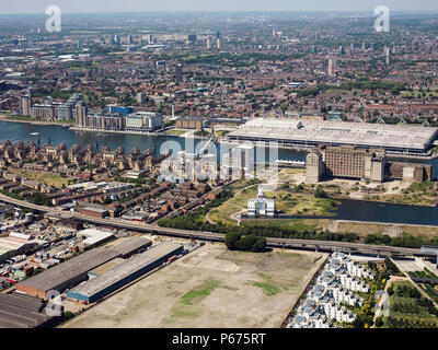 Vista aerea del Royal Victoria Dock e Excel guardando a Nord verso Canning Town, Docklands di Londra, Regno Unito Foto Stock