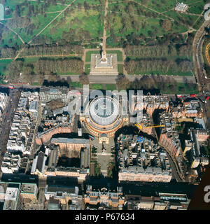 Close up vista aerea della Royal Albert Hall e Kensington Gardens, London, Regno Unito Foto Stock