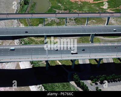 M2 Medway Ponte e ferrovia per il fiume Medway north bank, Kent, Regno Unito, vista aerea Foto Stock