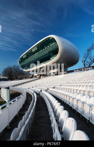 Vista esterna del Lords Cricket Ground media center preso da seduto si erge, London, Regno Unito Foto Stock