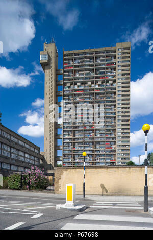 Vista esterna del Trellick Tower, Golborne Road, Londra tra cui attraversamento pedonale, London, Regno Unito Foto Stock