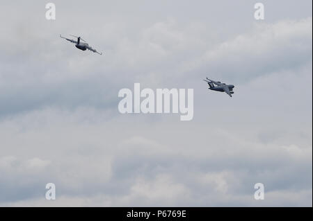 Due Stati Uniti Air Force C-17 Globemaster IIIs, assegnato alla 517th Airlift Squadron, partecipare in joint airborne e trasportabilità di aria la formazione a base comune Elmendorf-Richardson, Alaska, 19 maggio 2016. JAATT consente di acquisire familiarità con le unità che istituisce zone di trascinamento e gli aerodromi, nonché la corretta comunicazione con il supporto di aeromobili missioni di rifornimento. (U.S. Air Force foto/Alejandro Pena) Foto Stock