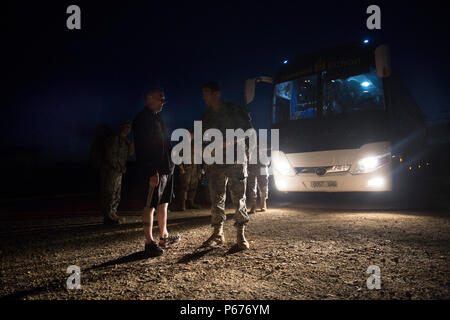 Stati Uniti Soldati con l'esercito Alaska National Guard per sbarcare da un autobus a cinque colline Area Formazione, Ulaanbaatar, in Mongolia per partecipare in esercizio Khaan ricerca 2016 maggio 19. Questo anno di Khaan Quest, che viene regolarmente programmata, multinazionale di pace esercizio co-sponsorizzato da U.S. Pacifico Comando e ospitato annualmente da Mongolo Forze Armate, serve come capstone esercizio per la pace globale delle operazioni del programma di iniziativa. Ricerca Khaan 2016 segna il quattordicesimo anno mongolo Forze Armate hanno ospitato questo esercizio. Foto Stock