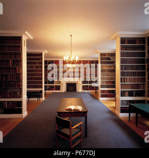 La biblioteca e la lettura di scrivania. Royal Institution di Gran Bretagna. 21 Albemarle Street, Londra, Regno Unito. Foto Stock