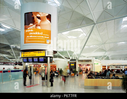 Interno del Stansted Airport terminal. Regno Unito. Progettato da Norman Foster e Partner. Foto Stock