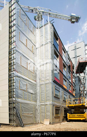 La costruzione del nuovo elemento modulare di cialde alloggi accessibili per i lavoratori della chiave, Brentford, London, Regno Unito Foto Stock