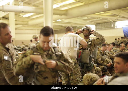 Paracadutisti da tutta Fort Bragg, North Carolina don paracadute prima di eseguire una linea statica saltare durante il sabato Proficiency Jump programma (SPJP) a Fort Bragg, Carolina del Nord il 21 maggio 2016. Il SPJP costruisce abilità, esperienza e fiducia dei singoli paracadutisti, garantendo la XVIII Airborne Corps e ottantaduesima Airborne Division rimangono pronti per la risposta di emergenza missioni. (US Army Foto di Sgt. Tierney P. Curry)(rilasciato) Foto Stock