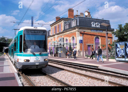 Francia, Parigi, moderno tram linea T2, Alstom Standard tranviaria Francais Foto Stock