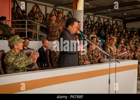Il presidente mongolo Tsakhiagiin Elbegdorj pronuncia le sue osservazioni alla cerimonia di apertura di Khaan quest 2016 presso Five Hills Training area, Ulan Bator, Mongolia, 22 maggio 2016. Khaan quest è un esercizio annuale di operazioni multinazionali di mantenimento della pace e il caposaldo del programma delle Nazioni Unite Global Peace Operations Initiative. L’esercizio pone l’accento sull’assistenza umanitaria, sull’assistenza in caso di catastrofi, sull’ingegneria, sull’EOD, sulla mitigazione della IED, e migliorare l'interoperabilità tra le forze statunitensi, mongole e delle nazioni partner. Foto Stock