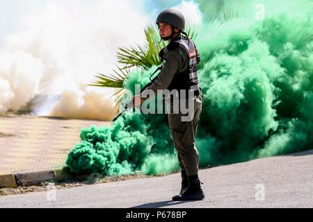 Un membro delle forze armate giordane partecipa a una massa casualty prova di evacuazione durante l'esercizio desiderosi Lion 16 in Amman, Giordania, 21 maggio 2016. Desiderosi di Lion 16 era un militari USA bi-esercizio laterale con il Regno hascemita di Giordania progettato per rafforzare le relazioni e l'interoperabilità tra nazioni partner. (U.S. Marine Corps foto di Cpl. Lauren Falk) Foto Stock