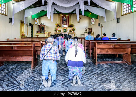 San Cristobal El Alto, Guatemala - Ottobre 22, 2017: locali inginocchiati in preghiera nella chiesa del villaggio vicino a UNESCO World Heritage Site di Antigua Foto Stock