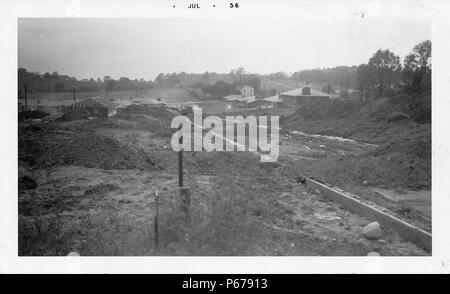 Fotografia in bianco e nero, mostrando un cantiere con cumuli di sporcizia in primo piano, con diversi lotti case, nelle varie fasi di costruzione, visibile in background, probabilmente fotografato in Ohio, luglio 1956. () Foto Stock