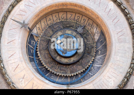 Torre dell'orologio di Palazzo della Ragione (Palazzo della Ragione con la Torre dell'Orologio) a Mantova, Italia Foto Stock