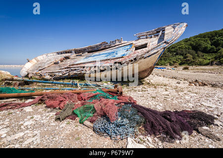 Vecchia barca da pesca abbandonati sulla riva Foto Stock