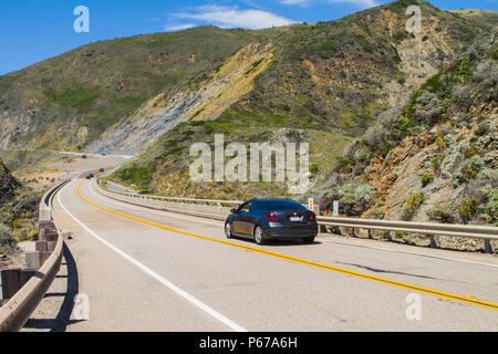 Avvolgimento del traffico attraverso le Colline variopinte su SCENIC Pacific Coast Highway (Autostrada uno) in California centrale USA Foto Stock