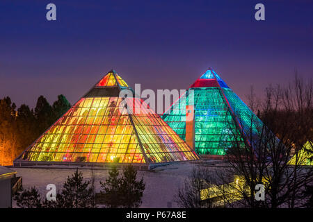 Illuminata Muttart Conservatory piramidi, un giardino botanico in Edmonton, Alberta, Canada Foto Stock