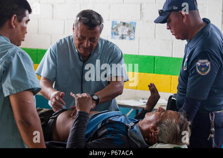 Medici in Guatemala e polizia assistere il paziente alla visita medica presso un medico di prontezza in esercizio la Blanca, Guatemala, maggio 24,2016. Task Force il lupo rosso e l'esercito a sud conduce civile umanitario Assistenza Formazione per includere tatical livello i progetti di costruzione e preparazione medica Esercizi di formazione fornendo accesso a medici e la costruzione di scuole in Guatemala con il governo Guatamalan e non le agenzie di governo dal 05MAR16 a 18GIU16 al fine di migliorare la disponibilità di missione delle forze degli Stati Uniti e di fornire un beneficio duraturo per il popolo del Guatemala. (U.S. Foto dell'esercito mediante SPC Kristen Root/R Foto Stock