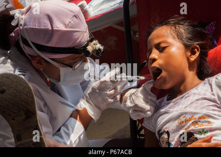 Dott.ssa Claudia Ortiz di odontoiatria Cirujana fornisce cure dentarie al paziente durante una preparazione medica in esercizio la Blanca, Guatemala, maggio 24,2016. Task Force il lupo rosso e l'esercito a sud conduce civile umanitario Assistenza Formazione per includere tatical livello i progetti di costruzione e preparazione medica Esercizi di formazione fornendo accesso a medici e la costruzione di scuole in Guatemala con il governo Guatamalan e non le agenzie di governo dal 05MAR16 a 18GIU16 al fine di migliorare la disponibilità di missione delle forze degli Stati Uniti e di fornire un beneficio duraturo per il popolo del Guatemala. (U.S. Foto dell'esercito mediante SPC K Foto Stock