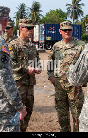 Esercito degli Stati Uniti di Brig. Gen. Gregray Bacon dell'Arkansas Guardia Nazionale visite mediche la disponibilità clinica di La Blanca, Guatemala, maggio 24,2016. Task Force il lupo rosso e l'esercito a sud conduce civile umanitario Assistenza Formazione per includere tatical livello i progetti di costruzione e preparazione medica Esercizi di formazione fornendo accesso a medici e la costruzione di scuole in Guatemala con il governo Guatamalan e non le agenzie di governo dal 05MAR16 a 18GIU16 al fine di migliorare la disponibilità di missione delle forze degli Stati Uniti e di fornire un beneficio duraturo per il popolo del Guatemala. (U.S. Foto dell'esercito mediante SPC Kristen Foto Stock