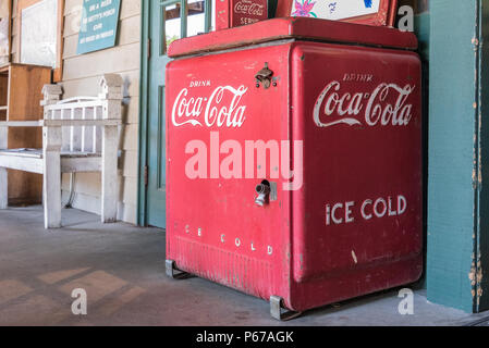 Vintage di ghiaccio freddo Coca-Cola raffreddatore sul portico anteriore di Betty's Country Store in Blue Ridge Mountains a Helen, Georgia. (USA) Foto Stock