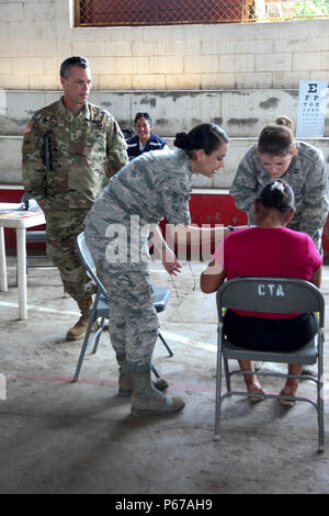 Stati Uniti Esercito Brig. Gen. Gregray pancetta, con l'Arkansas Guardia Nazionale visite mediche esercizio di preparazione, la Blanca, Guatemala, 24 Maggio 2016.Task Force il lupo rosso e l'esercito a sud conduce civile umanitario Assistenza Formazione per includere il livello tattico di progetti di costruzione e preparazione medica Esercizi di formazione fornendo accesso a medici e la costruzione di scuole in Guatemala con il governo del Guatemala e non-agenzie governative dal 05MAR16 a 18GIU16 al fine di migliorare la disponibilità di missione delle forze degli Stati Uniti e di fornire un beneficio duraturo per il popolo del Guatemala. (U.S. Esercito foto di Spc. Foto Stock