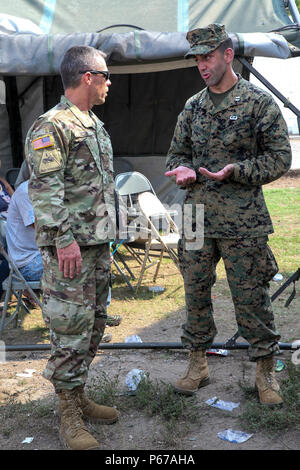 Stati Uniti Esercito Brig. Gen. Gregray pancetta, con l'Arkansas Guardia Nazionale visite mediche esercizio di preparazione, la Blanca, Guatemala, 24 maggio 2016. Task Force il lupo rosso e l'esercito a sud conduce civile umanitario Assistenza Formazione per includere il livello tattico di progetti di costruzione e preparazione medica Esercizi di formazione fornendo accesso a medici e la costruzione di scuole in Guatemala con il governo del Guatemala e non-agenzie governative dal 05MAR16 a 18GIU16 al fine di migliorare la disponibilità di missione delle forze degli Stati Uniti e di fornire un beneficio duraturo per il popolo del Guatemala. (U.S. Esercito foto di Spc. Ta Foto Stock