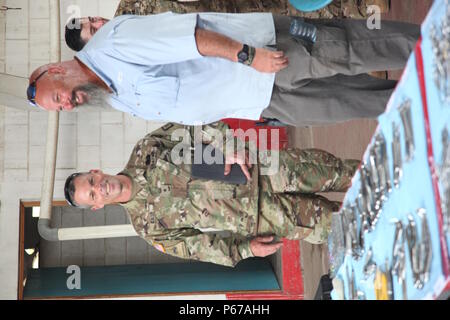 Stati Uniti Esercito Brig. Gen. Gregray pancetta, con l'Arkansas Guardia Nazionale visite mediche esercizio di preparazione, la Blanca, Guatemala, 24 Maggio 2016.Task Force il lupo rosso e l'esercito a sud conduce civile umanitario Assistenza Formazione per includere il livello tattico di progetti di costruzione e preparazione medica Esercizi di formazione fornendo accesso a medici e la costruzione di scuole in Guatemala con il governo del Guatemala e non-agenzie governative dal 05MAR16 a 18GIU16 al fine di migliorare la disponibilità di missione delle forze degli Stati Uniti e di fornire un beneficio duraturo per il popolo del Guatemala. (U.S. Esercito foto di Spc. Foto Stock