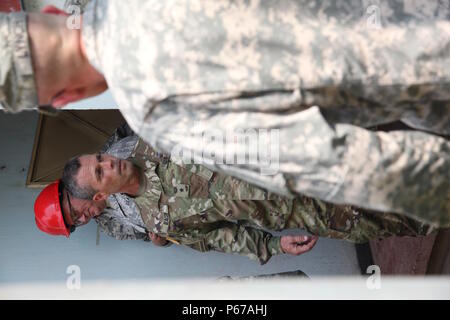 Stati Uniti Esercito Brig. Gen. Gregray pancetta, con l'Arkansas Guardia Nazionale visite mediche esercizio di preparazione, la Blanca, Guatemala, 24 Maggio 2016.Task Force il lupo rosso e l'esercito a sud conduce civile umanitario Assistenza Formazione per includere il livello tattico di progetti di costruzione e preparazione medica Esercizi di formazione fornendo accesso a medici e la costruzione di scuole in Guatemala con il governo del Guatemala e non-agenzie governative dal 05MAR16 a 18GIU16 al fine di migliorare la disponibilità di missione delle forze degli Stati Uniti e di fornire un beneficio duraturo per il popolo del Guatemala. (U.S. Esercito foto di Spc. Foto Stock