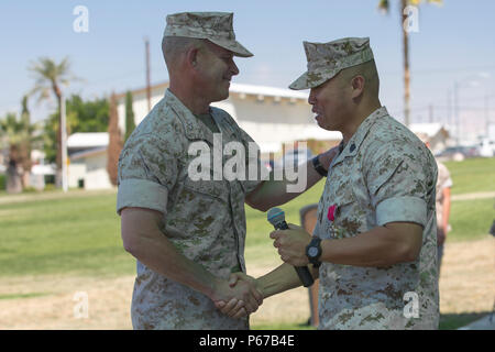 Il Mag. Gen. Lewis A. Craparotta, centro di combattimento comandante generale, si congratula con Sgt. Il Mag. Karl Villalino, ex centro di combattimento sergente maggiore, durante un sollievo e nomina cerimonia alla lancia Cpl. Torrey L. campo grigio 10 maggio 2016. Villalino rinunciato il suo posto come centro di combattimento Sergente Maggiore a Sgt. Il Mag. Michael J. Hendges e ritirato dopo 30 anni di onorato servizio. (Gazzetta Marine Corps photo by Lance Cpl. Levi Schultz/rilasciato) Foto Stock