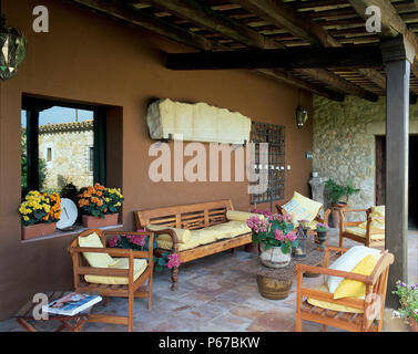 Vista di una disposizione di posti a sedere in un lanai Foto Stock