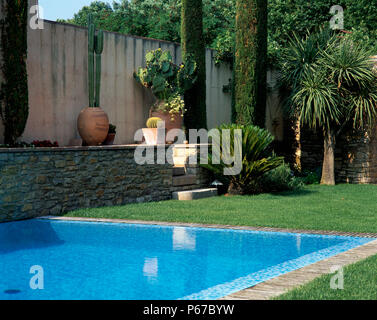 Vista di una piscina accanto a un prato Foto Stock