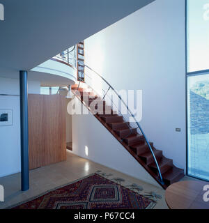 Vista di una scale in legno vicino a una parete Foto Stock