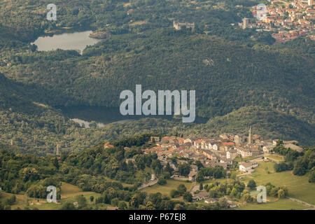 Il comune di Andrate si trova sulla cima della Serra Morenica di Ivrea una collina boschiva nel Canavese, Piemonte Regione Piemonte Foto Stock