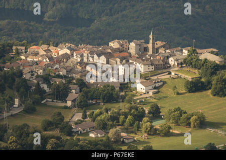 Il comune di Andrate si trova sulla cima della Serra Morenica di Ivrea una collina boschiva nel Canavese, Piemonte Regione Piemonte Foto Stock