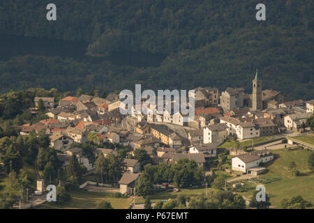 Il comune di Andrate si trova sulla cima della Serra Morenica di Ivrea una collina boschiva nel Canavese, Piemonte Regione Piemonte Foto Stock