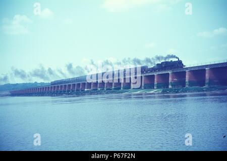 Ferrovie britanniche standard 4 Classe 4-6-0 No.75027 capi un trasporto merci verso est attraverso il viadotto a Arnside sulla linea tra Carnforth e Barrow in Foto Stock