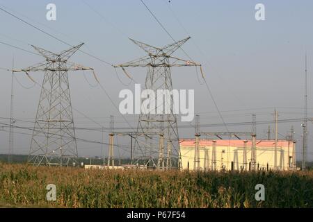 La costruzione della nuova ferrovia fra Jinzhou e Qinghuangdao. Elettrico stazione secondaria a Jinzhou. Settembre 2005. Foto Stock