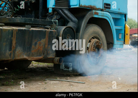 Gas di scarico diesel dal camion. Giugno 2005 Foto Stock