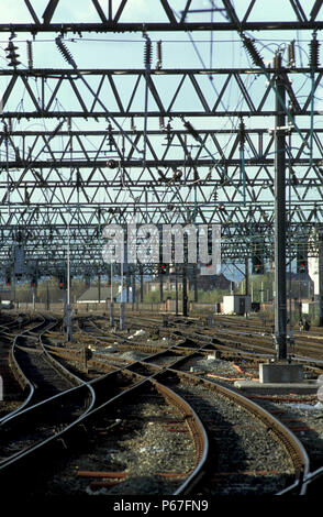 Catenaria di elettrificazione e complesso via layout sulla linea principale della costa occidentale. C2003. Foto Stock