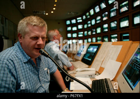 Primo annunciatore Scotrail mantiene il pubblico fino a data con gli eventi da Dunfirmline centro di controllo. Giugno 2005 Foto Stock