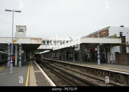 Vista generale di piattaforme e tettoie a Dover Priory stazione. 2007 Foto Stock