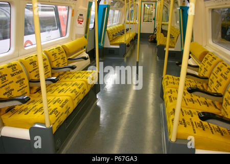 Interno del retro l'offerta treno sotterraneo per il London 2012 Olimpiadi. Novembre 2004 Foto Stock