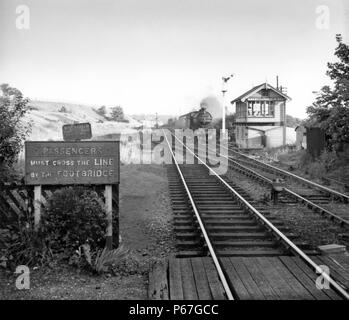 Kirkby in Ashfield footcrossing e la casella segnale locale con un treno passeggeri si avvicinano. C1960 Foto Stock