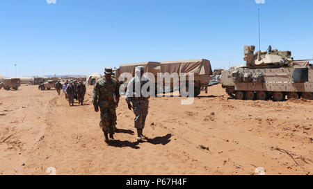 Durante l'integrazione di rete valutazione 16.2 al 2 ° brigata Team di combattimento, 1° Divisione Corazzate principale del Tactical Operations Center, Lt. Gen. Larry Wyche, vice comandante generale dell'esercito Materiel Command e Col. Terrece Harris, direttore pacchetto funzionalità di direzione, discutere di modernizzazione dell'esercito mentre il piano di calpestio attraverso il terreno del deserto a Fort Bliss, Texas. Foto Stock