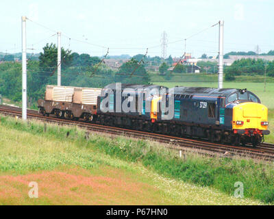 L'impianto nucleare di Sellafield, genera un numero di servizi ferroviari powered by più locomotori come questa coppia di classe 37 locomotive rilevato Foto Stock