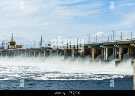 Centrale idroelettrica. Acqua di dumping. Volgograd, fiume Volga, Russia Foto Stock